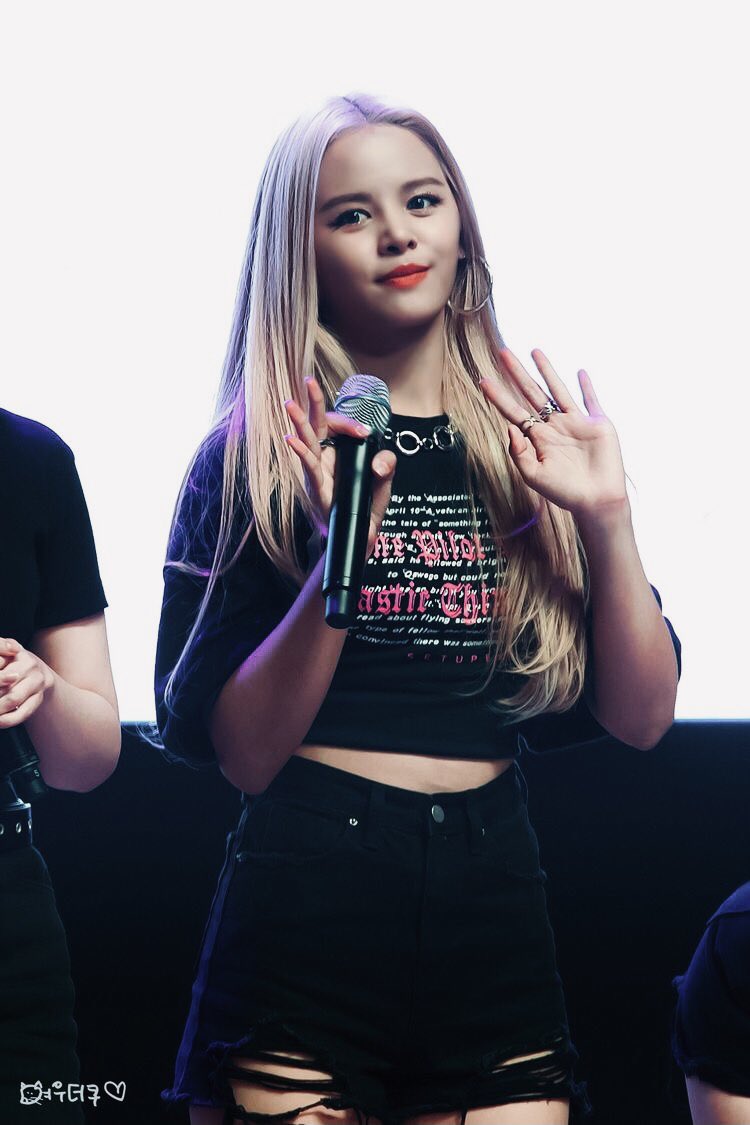 EGIRLSORN's tweet image. She really owned devil era

#손 #씨엘씨