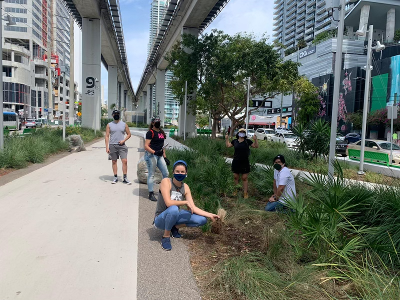 theunderlinemia's tweet photo. 🙋♀️🙋♂️ Become an #UnderlineVolunteer! Help keep The Underline beautiful by weeding and planting in our first phase, #BrickellBackyard. Join us on Saturday, May 1 from 10AM-12PM for "Day in the Dirt"🌱. RSVP here: 🔗 https://t.co/BaaKVHtx4H ✅✨ #UnderlinePhase1OPEN #TheUnderline https://t.co/kgWXEIxf8o