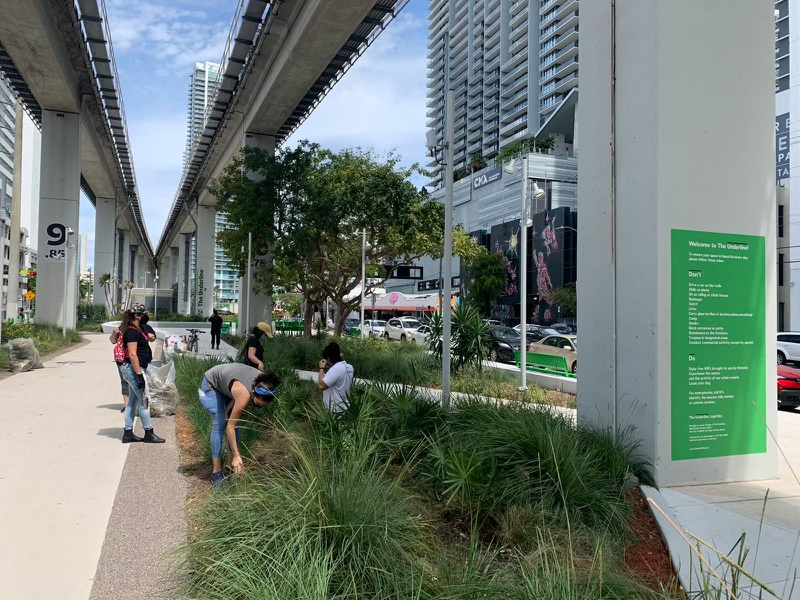 theunderlinemia's tweet photo. 🙋♀️🙋♂️ Become an #UnderlineVolunteer! Help keep The Underline beautiful by weeding and planting in our first phase, #BrickellBackyard. Join us on Saturday, May 1 from 10AM-12PM for "Day in the Dirt"🌱. RSVP here: 🔗 https://t.co/BaaKVHtx4H ✅✨ #UnderlinePhase1OPEN #TheUnderline https://t.co/kgWXEIxf8o