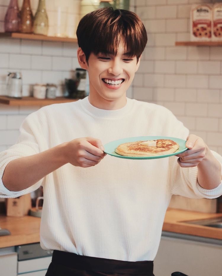 DAY6RPG's tweet image. 〔🐰〕𝗪𝗢𝗡𝗣𝗜𝗟
    ⤷ Hey MyDays, boa tarde! Como está sendo o dia de vocês, estão de boa? Hoje acordei cedo e fiz panqueca no café da manhã pra mim. Eu acho que ficou muito boa, particularmente hihihi. Enfim, amo vocês demais, beijinho! 💚