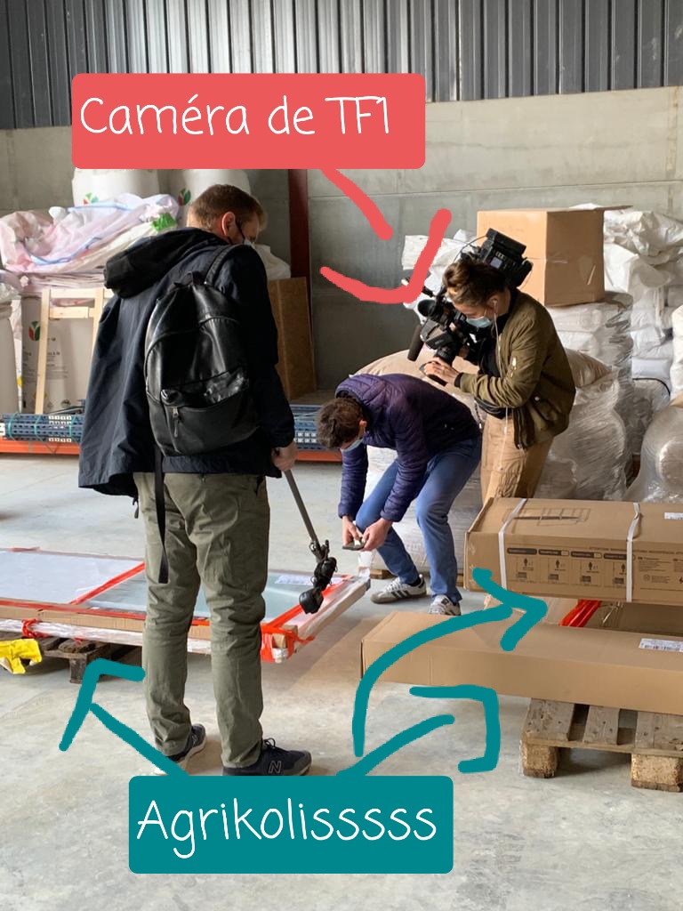 Jbvervy's tweet photo. Aujourd'hui, c'était une journée très execptionnelle car @TF1LeJT et @RTLFrance étaient à la ferme pour parler @agrikolis. 
Merci aux consommateurs qui ont acceptés de passer à la caméra (même sans être maquillés 😂) et merci à la famille pour avoir cleaner les lieux 🧹🧹 https://t.co/o2bWN9MapG