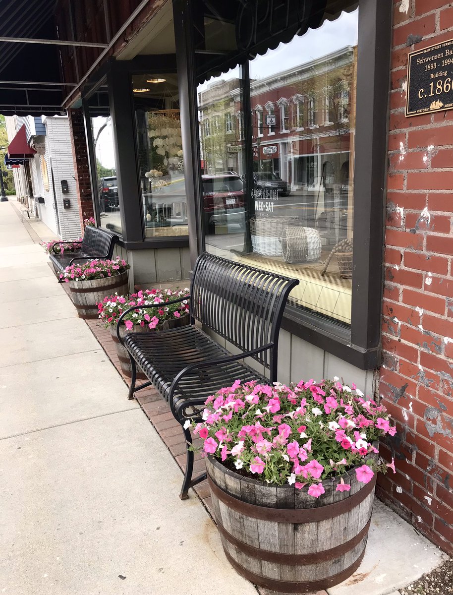 My #storefront planters at #swancreekcandlevermilion / #GildtheGarden Home are complete!✔️ Now, on to the next #gardening project. 🤗 #neohio #garden #ohio #Horticulture #Cleveland #Flowers #spring #springflowers #ohiosmallbusiness #lakeerie #homeandgarden