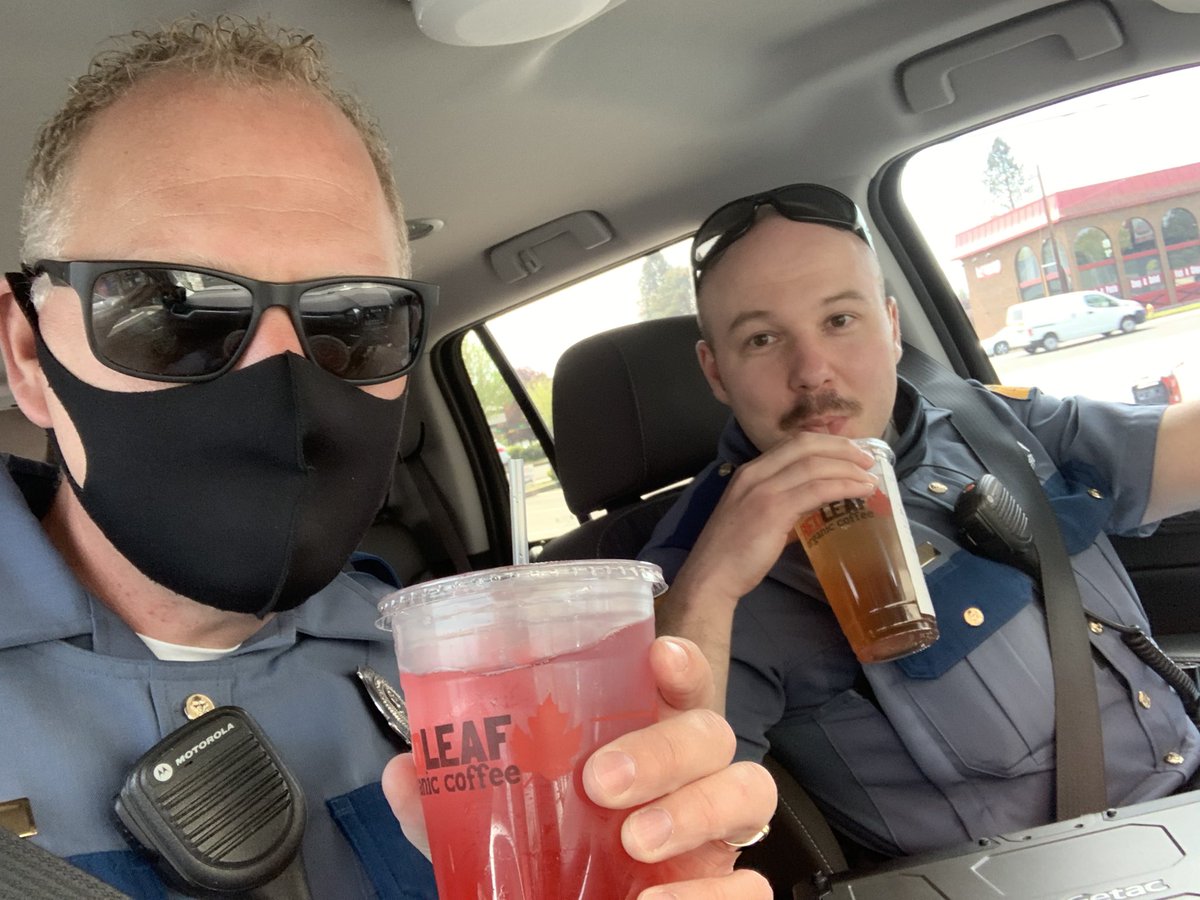 wspd5pio's tweet photo. Longview - Trooper JB & I needed a little pick me up from @redleafcoffee! Highly recommend Strawberry/Coconut Fusion...#Energy! Out reminding folks to register their vehicles in WA. (Side note: checkout the 2 day growth on the stash! #GrowsFast) https://t.co/biwQ0td1Gw