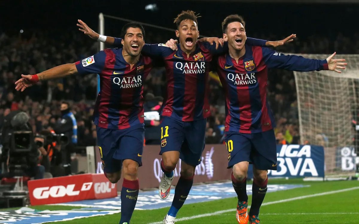 Cette victoire avec la manière et surtout la performance XXL de la MSN face à la meilleure défense d’Europe est un véritable tournant dans la saison du Barça, ce soir là, la MSN née réellement ce qui rends cette photo prise lors du 3eme but encore plus légendaire.