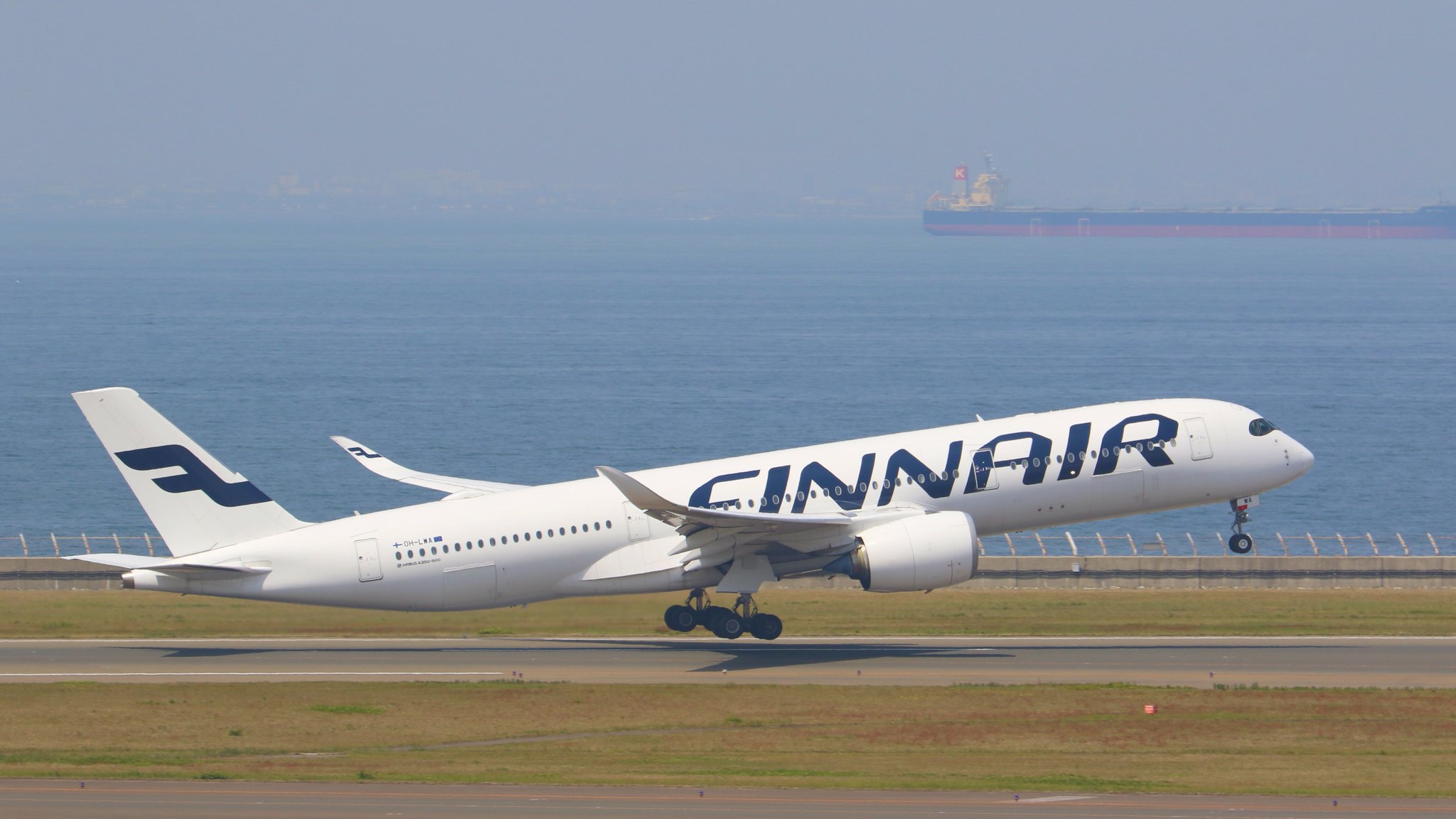 中部国際空港セントレア フィンエアーの貨物便がヘルシンキに向けて出発です 機体はa350 白を基調とした美しい機体ですね フィンランドのヘルシンキまでは約10時間弱のフライトです セントレア T Co Lqp25uq7rq Twitter