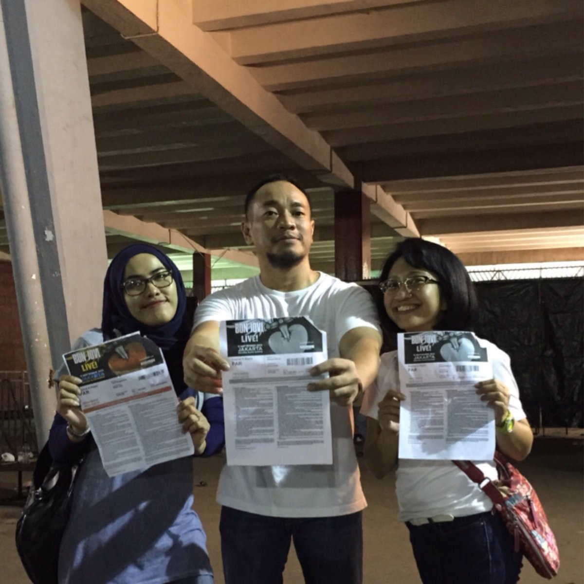 Kiswasono's tweet photo. Ini foto gua di konser Bon Jovi Jakarta th 2015 bareng @dcosynook &amp; Rani. Mana poto mu @novita1811 ? Seinget gua anak2 lapanpuluhan byk yg nongol di situ https://t.co/kYOlpROtRJ