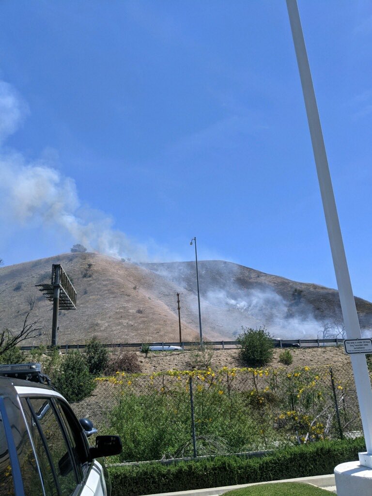 LHSLASD's tweet image. Brush fire in Calabasas at Las Virgenes Rd x 101. 101 south is closed at Las Virgenes Rd. Brush fire is out, mop up in progress. @thelocalmalibu @malibudailynews @acornnewspaper @TheMalibuTimes @991KBU