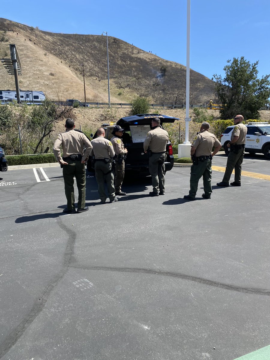 LHSLASD's tweet image. Brush fire in Calabasas at Las Virgenes Rd x 101. 101 south is closed at Las Virgenes Rd. Brush fire is out, mop up in progress. @thelocalmalibu @malibudailynews @acornnewspaper @TheMalibuTimes @991KBU