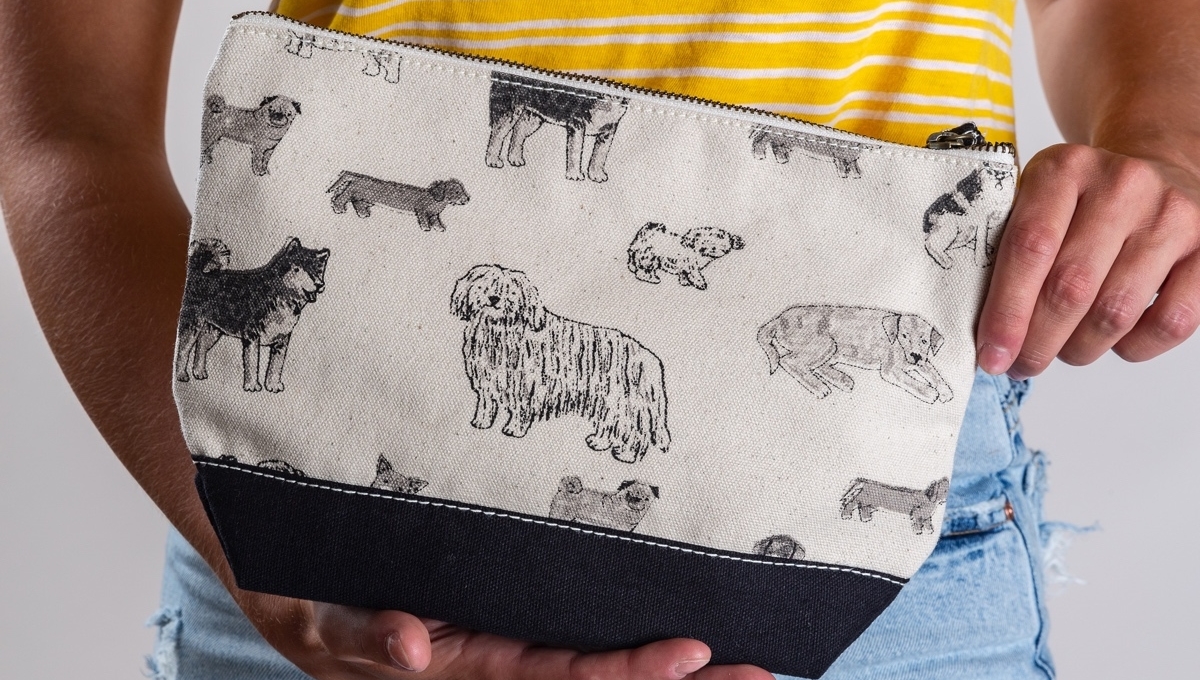 Trip to the puppy park, anyone?! Show your pooch-pride with our favorite pouch - carry everything from doggy snacks to compostable poop bags 🐶🐾 
#lovelocal #freespirit #imadeyourbag #makersgonnamake #thishandmadelife #coinpurse #makeupbag #pouch l8r.it/ltrt