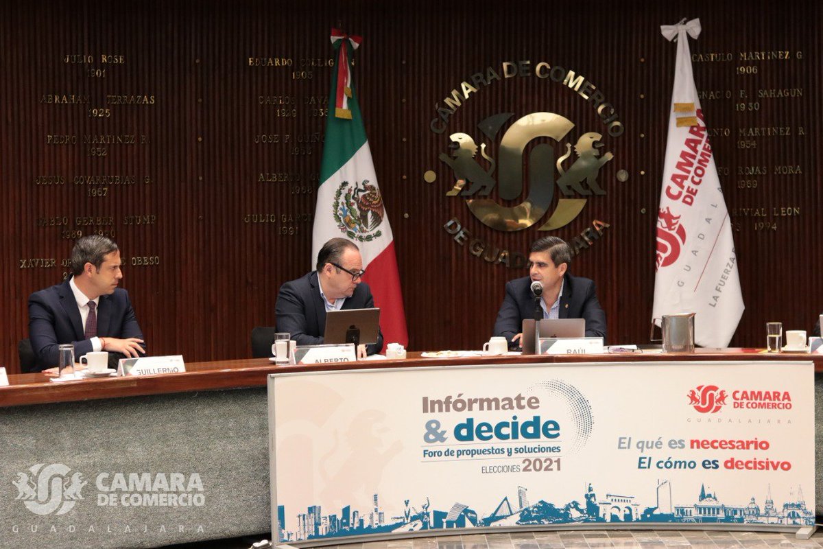 PresidenteCCGdl's tweet photo. Continuando con las actividades de #InformateyDecide, hoy presentamos las propuestas de @camaradecomercio_gdl a @AlbertoUribeC, candidato de morena a la alcaldía de Zapopan, quien se comprometió con su cumplimiento en caso de ser electo. https://t.co/4NYqIVPdjL