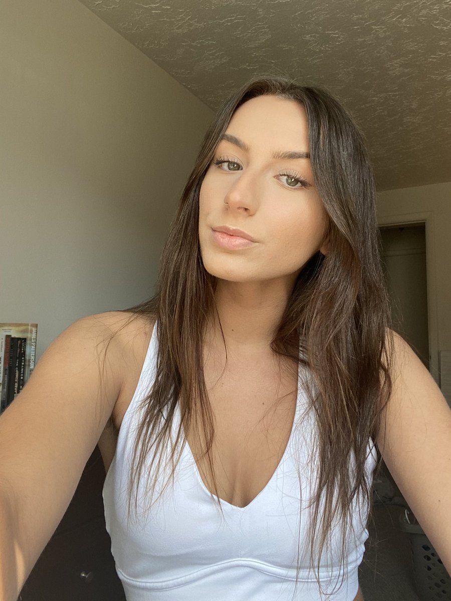 halihirschmann's tweet image. no filter wow the confidence this gives me, my skin has come so far 😭