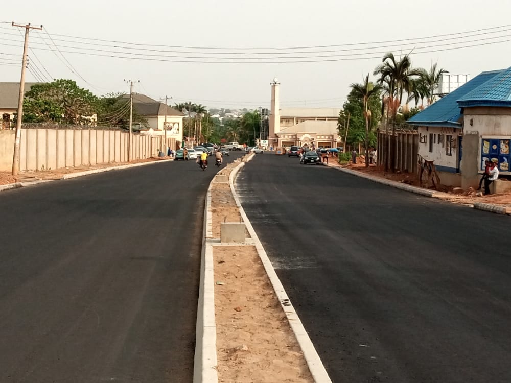 KADRA_kdsg's tweet photo. Update from Kaduna State Urban Renewal Projects ( Road Component).

Status: Laying of Asphalt is in progress at Tafawa Balewa Way by CCECC. https://t.co/95t5VLdgHx
