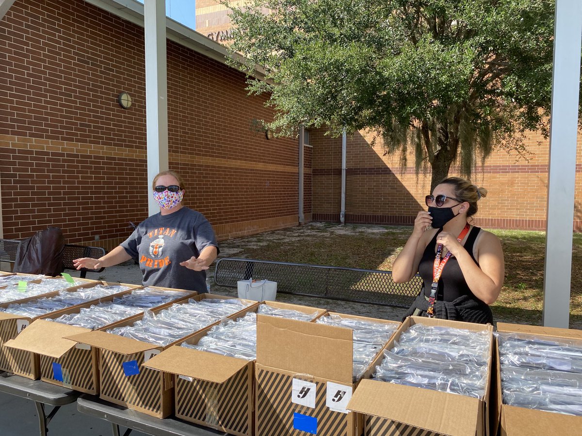 MrsHorton9's tweet photo. Congrats grads! We love you!
⁦@UHSChenoweth⁩ ⁦@UHSTitans411⁩ https://t.co/zJqKe40nyN