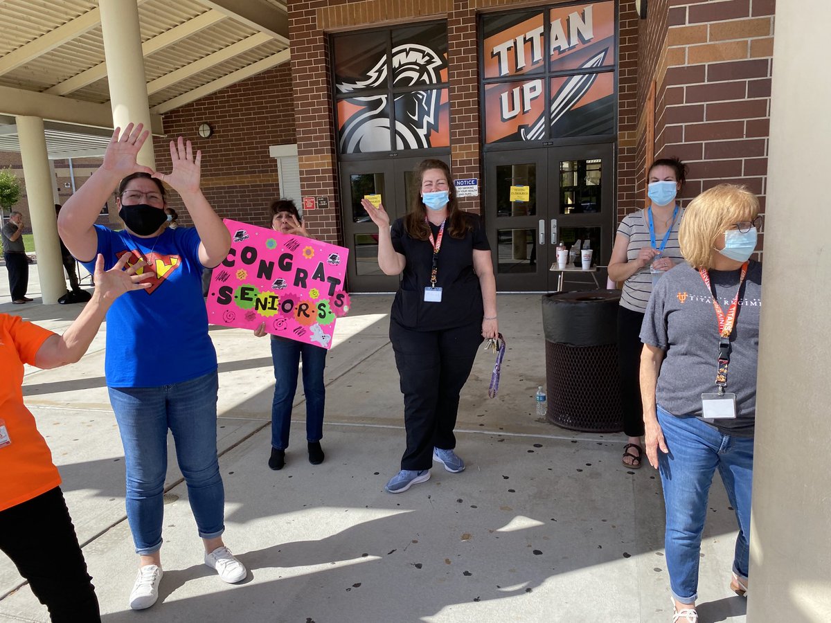 Congrats grads! We love you!
⁦@UHSChenoweth⁩ ⁦<a href="/UHSTitans411/">Titans News NeTwork</a>⁩