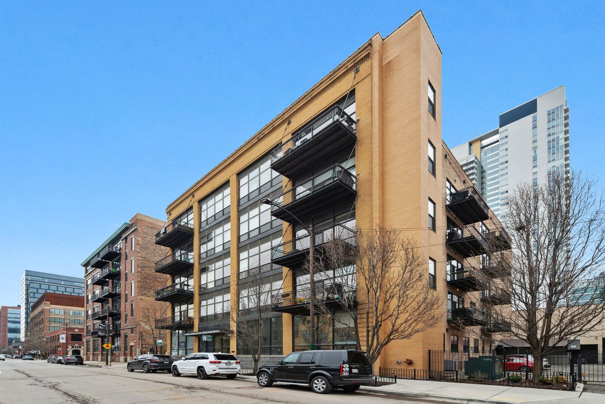 SpoterTweets's tweet photo. West Town 3-bedroom home with private balcony: $924,900 https://t.co/dYkZp33CYy https://t.co/D2yQZvuXPY