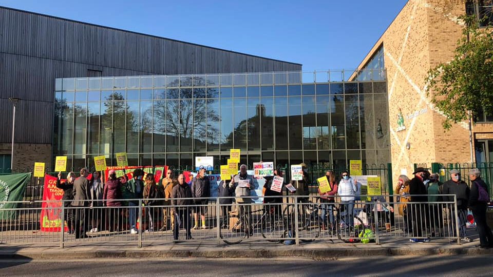 SocialistAltEWS's tweet photo. Socialist Alternative #London were out supporting @KirstiePaton , victimised #NEU rep in #Greenwich and NEC member.

Trade Union victimisation is on the rise and we stand 100% behind each rep that speaks out for the safety of students and staff. 
#DefendReps https://t.co/z44QpdASIO