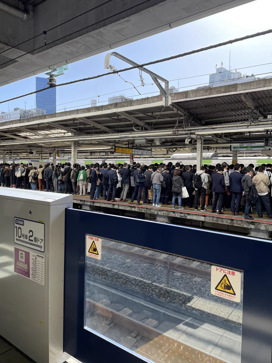高田馬場のホームで緊急停止ボタンが押された結果？池袋駅ホームに人が溢れる！