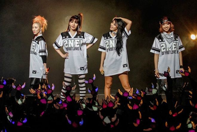 21HOURLY's tweet photo. #2NE1’s concerts... the stage is on fire! 🔥 #CL #PARKBOM #DARA #MINZY https://t.co/j2jzE1TPvo