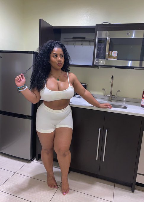 His prettiest problem 🤍 https://t.co/kL4tsUnPqj