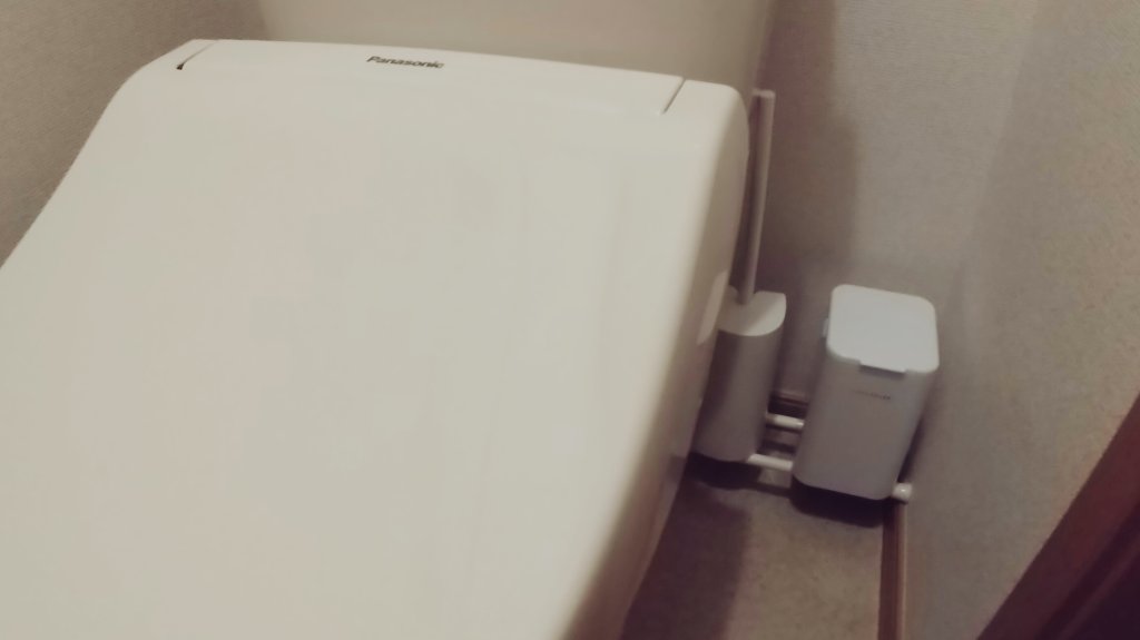 ポヨ大佐 Tar على تويتر トイレの収納はシンプルに突っ張り棒を活用して浮かせる収納にした トイレブラシ はケースの中に置くんじゃなくて引っ掛けるタイプでブラシが底に設置しないからカビにくくなるはず 地味に気に入ってる