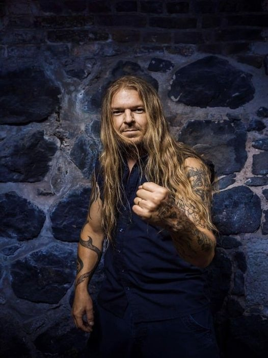 51 años cumple hoy 29 de abril Jari Kainulainen, bajista finlandés, mejor conocido por haber sido parte de Stratovarius desde 1993 a 2005. Actualmente es el bajista de Masterplan desde 2012. @estacionrockson @jarikainulainen