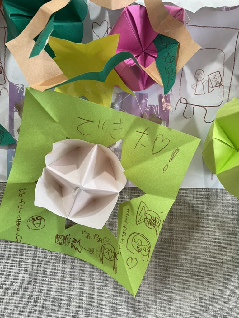 Sueety 折り紙のパクパクがアート作品に 小一の娘がその辺にある材料を全てを使い切って作ったブリコラージュ作品 爆発してますな