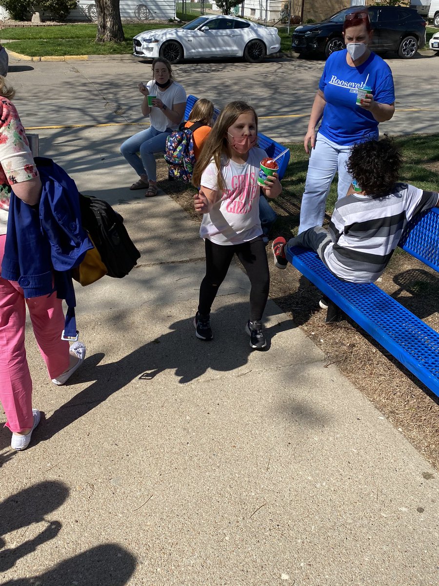 brettabbotts17's tweet photo. Our 21st Century Club organizers had the Kona Ice truck show up for our students and staff today for a fun little treat! Lots of very happy faces today! @Roos_Elementary #GoJrJackets https://t.co/vD8mRBbNMc