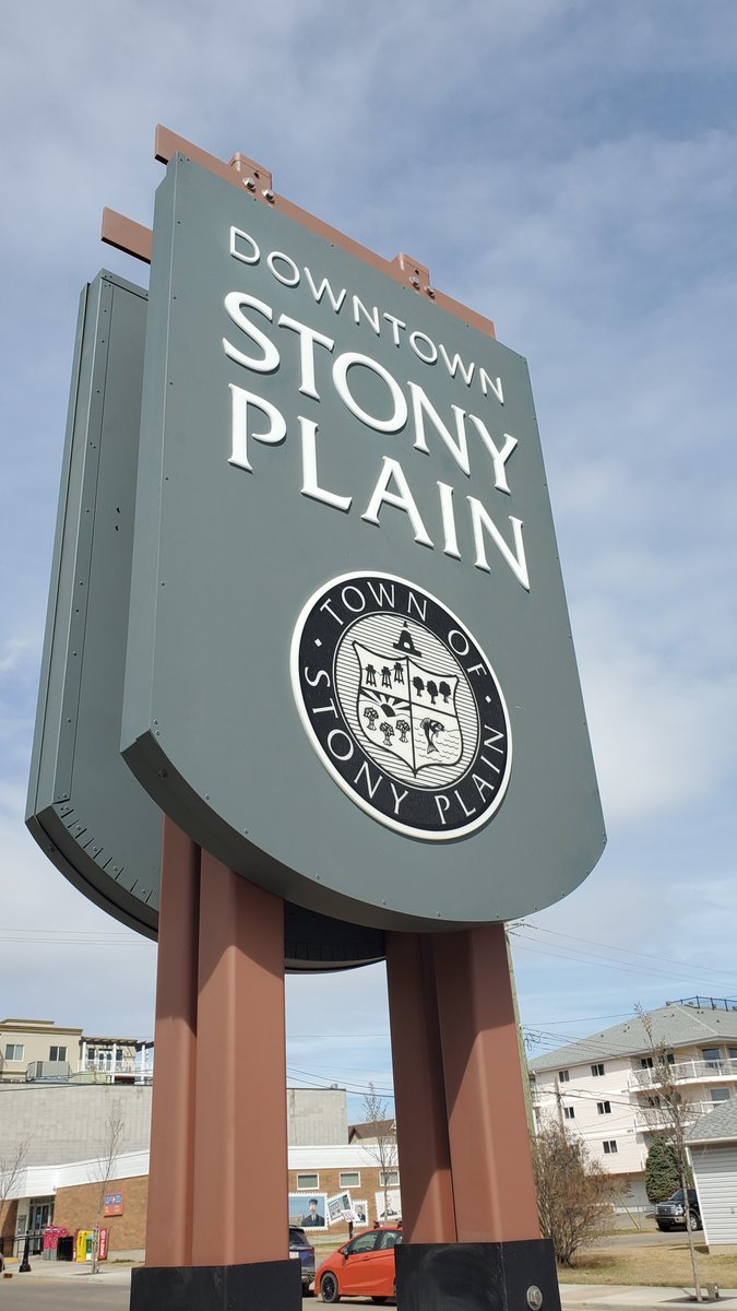StonyPlainAB's tweet image. 🤔 Notice anything different downtown? 
The south entrance has gained 2 new signs!! Electrical and masonry are on the way, but they're looking sharp so far!

Once construction is complete, additional signs will be placed at the north end #StonyPlain #MyStonyPlain