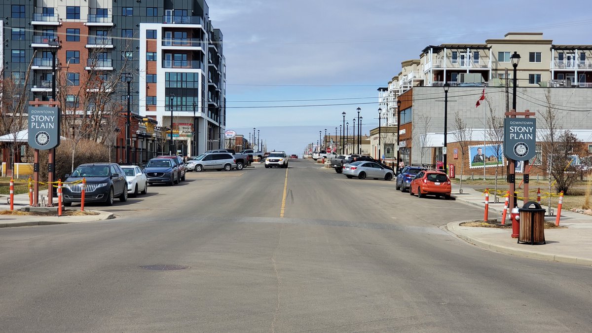 StonyPlainAB's tweet image. 🤔 Notice anything different downtown? 
The south entrance has gained 2 new signs!! Electrical and masonry are on the way, but they're looking sharp so far!

Once construction is complete, additional signs will be placed at the north end #StonyPlain #MyStonyPlain