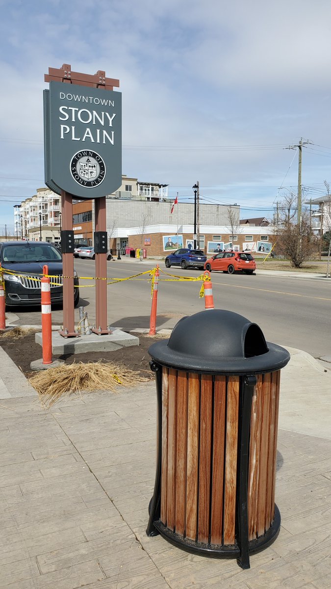 StonyPlainAB's tweet image. 🤔 Notice anything different downtown? 
The south entrance has gained 2 new signs!! Electrical and masonry are on the way, but they're looking sharp so far!

Once construction is complete, additional signs will be placed at the north end #StonyPlain #MyStonyPlain