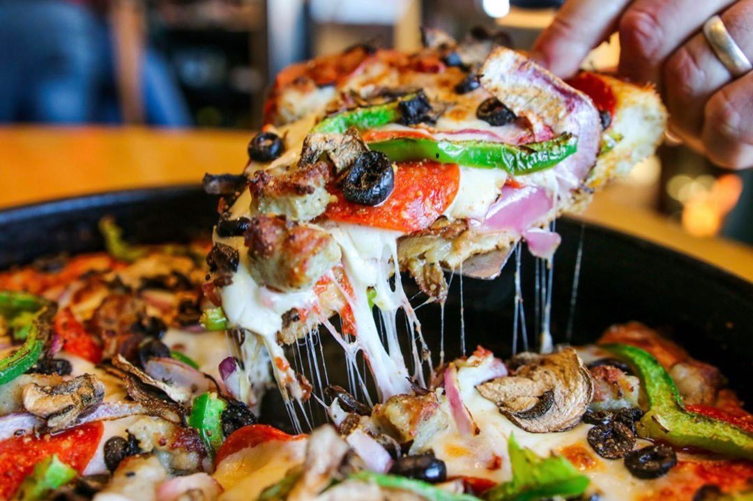 OldChicago1976's tweet image. Hey @AaronRodgers12 - the pizza and beer is better in Denver than in Wisconsin. Just sayin’. 😉 broncoswire.usatoday.com/2021/04/29/aar… #AaronRodgers #NFLDraft2021  #NFL @9NEWS @KyleClark @nexton9news