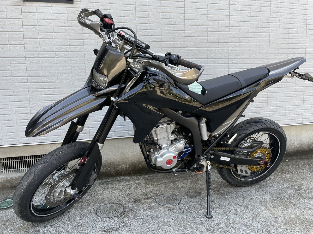 中古車情報〜
走行8700kmのWR250X 62万円
改造部分多いです。
ステム、リンク部バラしてグリスアップ済み！
サーキットベースにも良いですよ〜