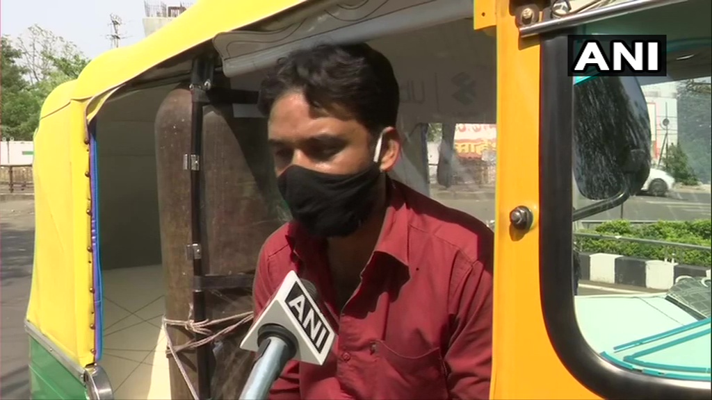 timesofindia's tweet image. I sold my wife&apos;s jewellery for this. I queue up outside a refill centre &amp;amp; get oxygen. My contact number is available on social media. People can call me up if there&apos;s no ambulance. I&apos;ve been doing this for 15-20 days now &amp;amp; have taken 9 serious patients to hospital: Javed Khan