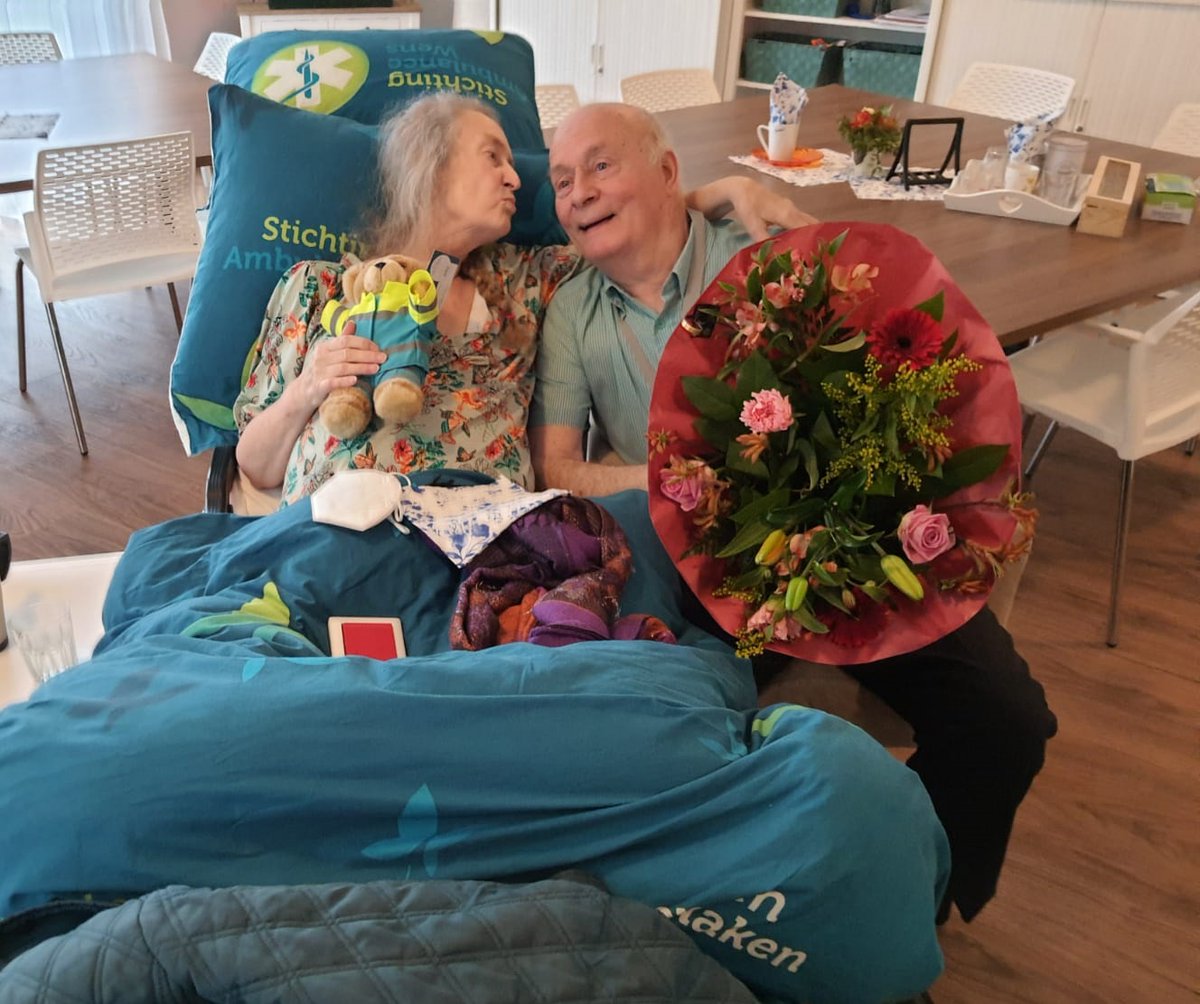 Vandaag is er helaas niemand die bedlegerig is een wens heeft dus de ambulances staan vandaag stil in de garage. Wij vinden dit jammer want we willen heel graag mensen helpen net als gisteren dit echtpaar wat toch afscheid kon nemen van elkaar.