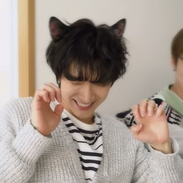 CHEN and TEN as cats 