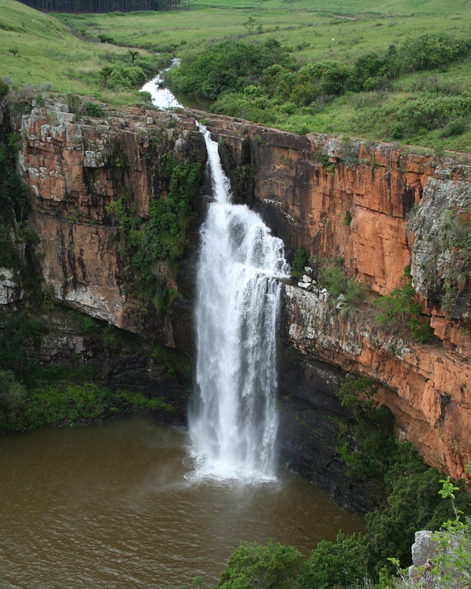 As Cataratas de Berlim estão localizadas no Rio #Sabine, província de #Mpumalanga, na #ÁfricadoSul, as #Cataratas despencam no centro de um penhasco íngreme com cerca de 80 metros de altura, despejando em uma piscina de formato circular. #BerlinFalls #Falls #Nice #Natureza #River