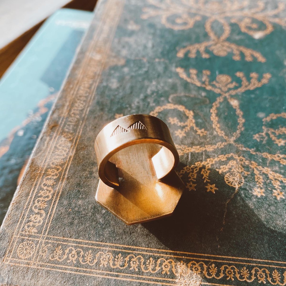 MilwaukeeMae's tweet photo. LABRADORITE • 16 GAUGE BRASS The start of some beautiful blue hues. A few more flashy angular labradorite stones are available for customs in brass or sterling silver.  #labradoritejewelry #brassring #ooakjewelry #ooakring #mkemaedesigns https://t.co/ae0oMLqd2q