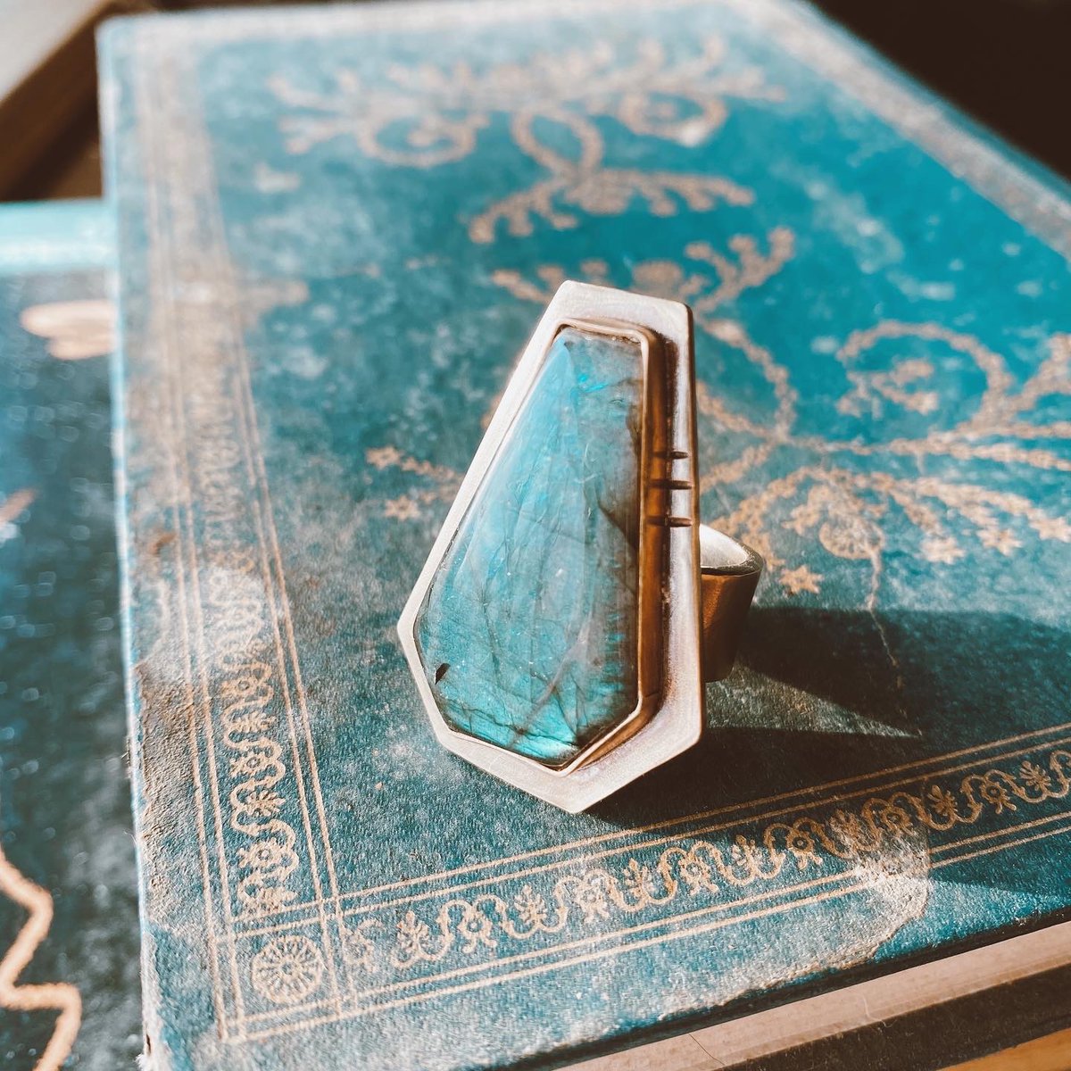 MilwaukeeMae's tweet photo. LABRADORITE • 16 GAUGE BRASS The start of some beautiful blue hues. A few more flashy angular labradorite stones are available for customs in brass or sterling silver.  #labradoritejewelry #brassring #ooakjewelry #ooakring #mkemaedesigns https://t.co/ae0oMLqd2q