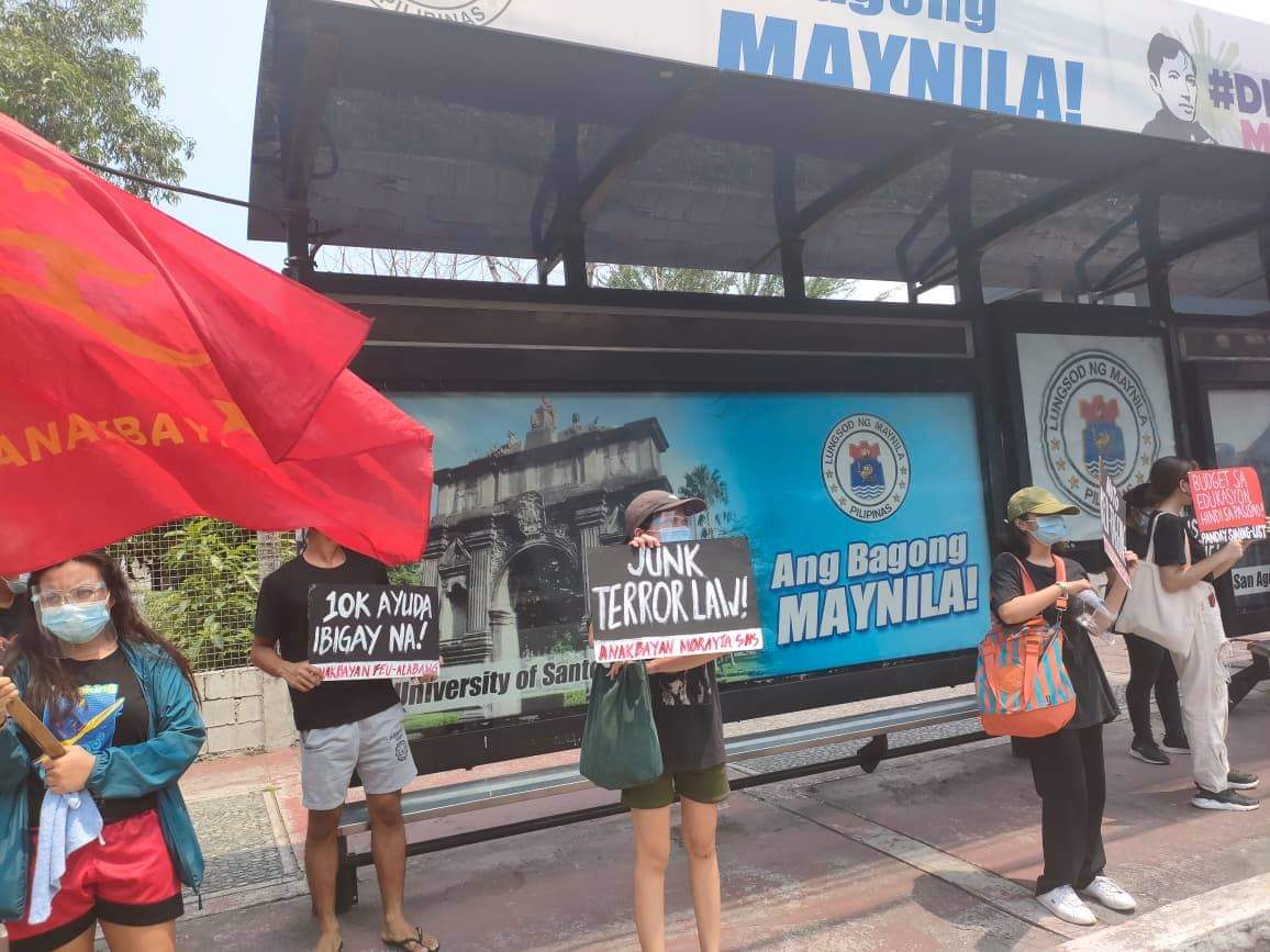 TINGNAN: Nagkasa ng kilos-protesta ang mga maralita para ipanawagan ang bakuna, kabuhayan, at ayuda kasama ang kabataan-estudyante mula sa iba't-ibang pamantasan sa U-Belt hinggil naman sa distance learning at mataas na matrikula.

#10kAyudaNgayonNa
#NoStudentsLeftBehind