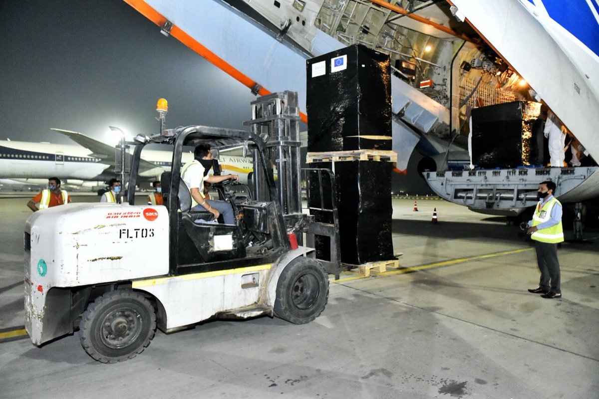 Shipment containing 700 units of oxygen concentrators & 365 ventilators arrives from Ireland: ANI @MEAIndia  #IndiaFightsCorona