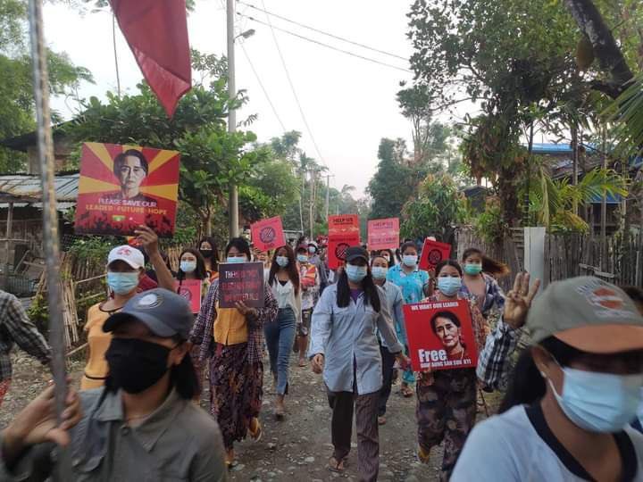 Kalay: The anti-coup protest rally peacefully marched and demonstrated today despite brutal crack down and frequent unlawful arrest everyday by the Military. Kalay will not give up until it wins.  #WhatsHappeningInMyanmar #Apr30Coup