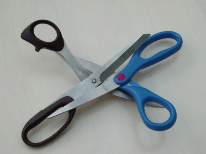 Scissors русские. Женские ножницы. Ножницы в ножницы. Две ножницы. Поза ножницы.