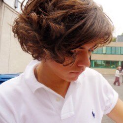 The boy with the curlsNo wonder Louis fell in love with Harry's curls!~a thread~