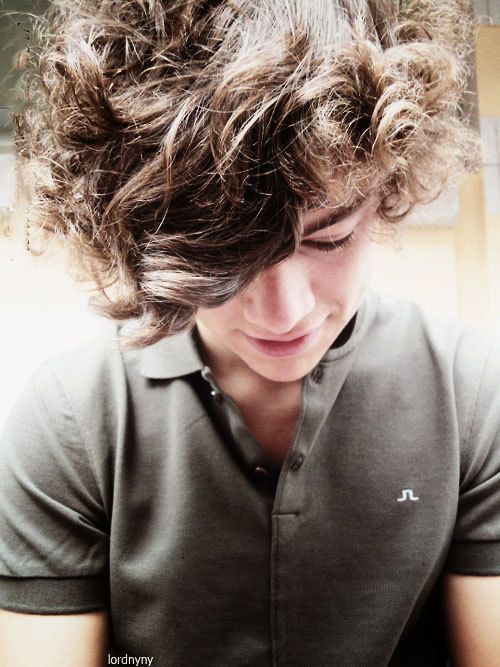 The boy with the curlsNo wonder Louis fell in love with Harry's curls!~a thread~