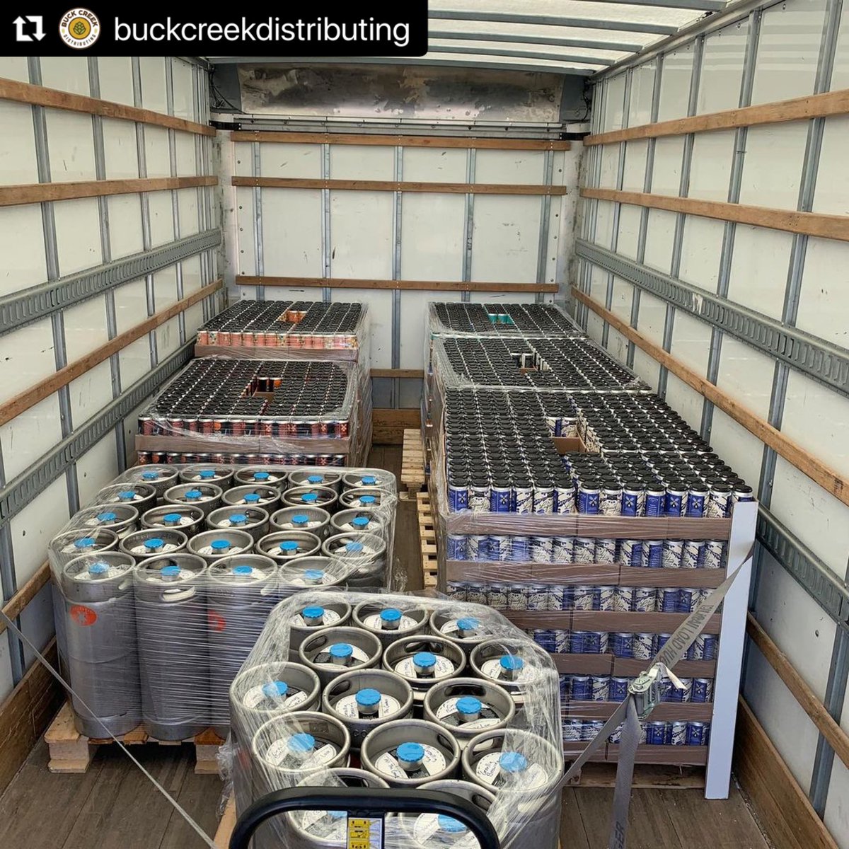 That’s a lot of Gezellig beer being moved out to @ConfluenceBrew for distribution all over Central & Eastern Iowa!

#gezelligtimes #distribution #iowabeer #iabeer #gezellig #newtoniowa #brewery #smallbrewery #microbrewery