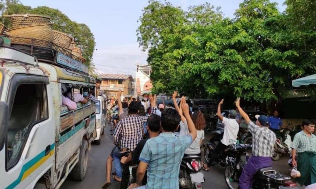 Mandalay: Students and teachers from Aungmyaythazan joined forces together and marched today, holding up three fingers salute as a sign of revolution to show the resistance towards Military rule. #WhatsHappeningInMyanmar #Apr30Coup