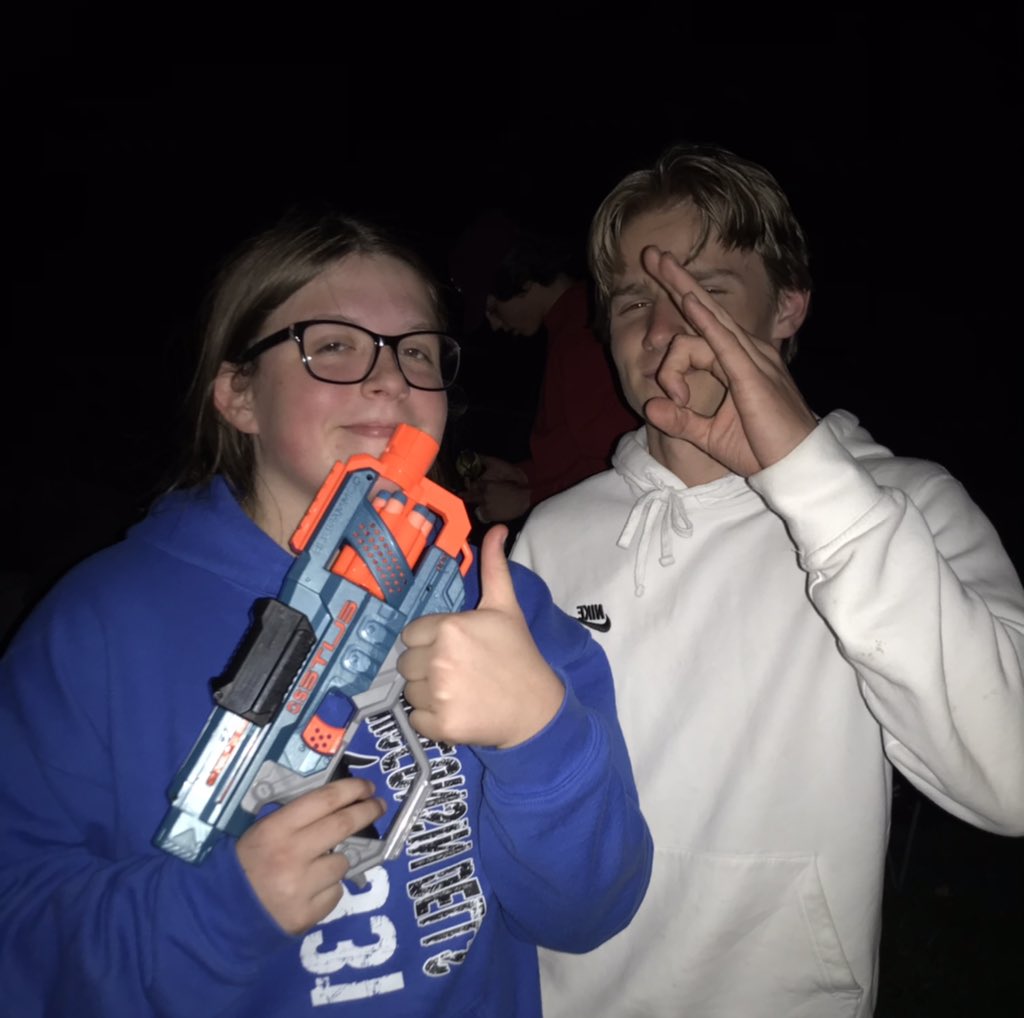 gun$ and ro$e$ tweet media