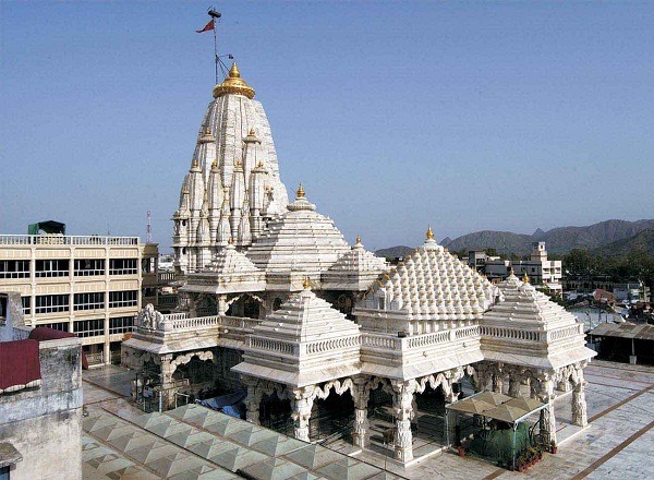 VelpuTemples's tweet photo. The weight of the Kalash is more than 3 tones and it is made from a special kind of milky white marble. Know more facts at 
https://t.co/fVVyJIMQQF

https://t.co/0n35aHVesq

#shriambajimatatemple #ambajimatatemple #ambajimatatempleinambaji #god #spiritual #hindu #velpu https://t.co/M543BcSWvz