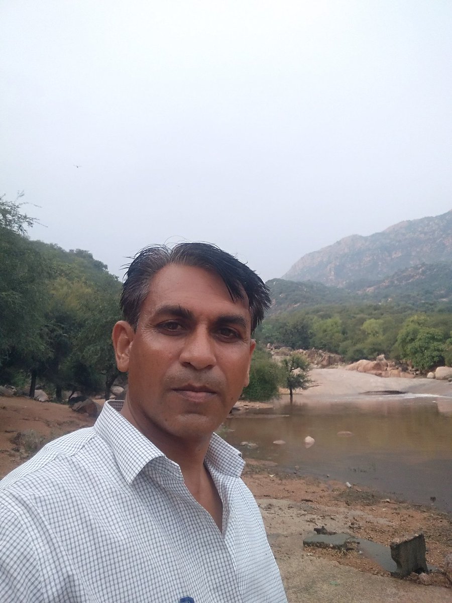 RaymalRanawat's tweet photo. मुश्किलों का आना #Part_Of_Life है,
और
उसमें से हँसकर बाहर आना #Art_Of_Life है.!!
RR https://t.co/aHl8NnTPaD