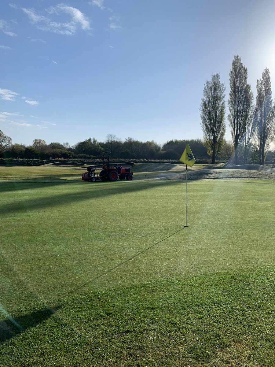 sale_greens's tweet image. Beautiful morning. Frost disappearing quickly. Greens getting a roll, holes changed and bunkers raked. @Tru_Turf @PhilColl_ICL #vitalnovalinks #trismart